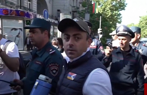 «Решаешь не ты, а народ»: Ишхан Сагателян – полицейскому, требующему разблокировать улицу (видео)
